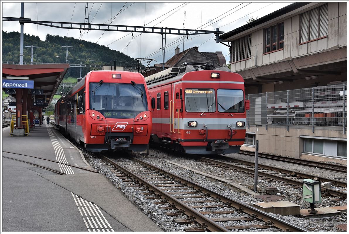 S23 nach Wasserauen überholt die S22 nach St.Gallen, die etwas später Appenzell verlässt. (18.09.2017)