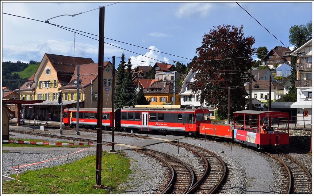 S24 3128 aus Altstätten Stadt fährt in Gais ein. Der BDeh 4/4 17 und ABt 115 führen ein Cabrio für Fahrräder und ein Weiteres für Passagiere mit sich. Dabei befinden sich die beiden Cabrios stets auf der Talseite. (21.09.2014)