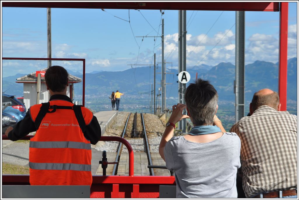 S24 3143 mit BDeh 4/4 17, ABt 115, Velotransportwagen sowie offenes Cabrio an der Spitze verkehrt zwischen Gais und Altstätten Stadt im Rheintal, hier bei der Zahnstangeneinfahrt auf dem Stoss. (21.09.2014)