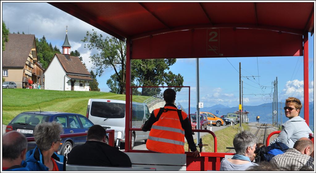 S24 3143 mit BDeh 4/4 17, ABt 115, Velotransportwagen sowie offenes Cabrio an der Spitze verkehrt zwischen Gais und Altstätten Stadt im Rheintal, hier bei der Schlachtkapelle am Stoss. Am 17.06.1405 fand hier die Schlacht am Stoss statt, wo die Appenzeller die Habsburger bekämpften. (21.09.2014)