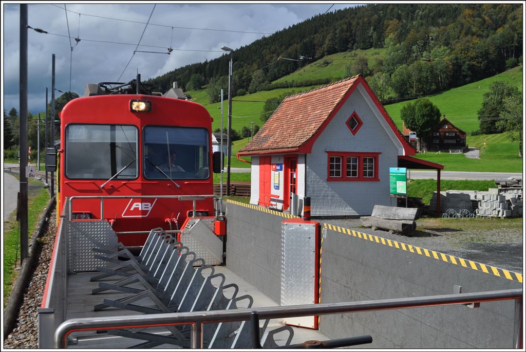 S24 3143 mit BDeh 4/4 17, ABt 115, Velotransportwagen sowie offenes Cabrio an der Spitze verkehrt zwischen Gais und Altstätten Stadt im Rheintal, hier bei der Haltestelle Rietli. (21.09.2014)