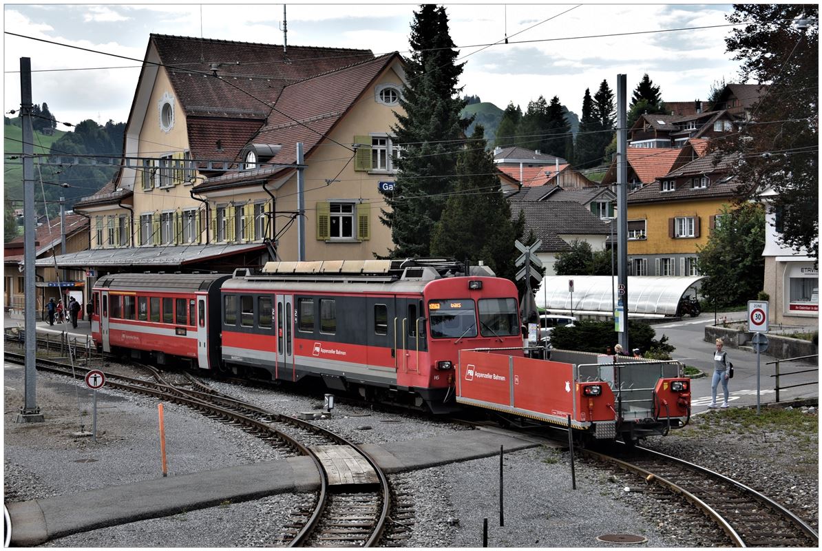 S24 mit Abt 117 und BDeh 4/4 16 aus Altstätten Stadt fährt in Gais ein, (04.09.2018)