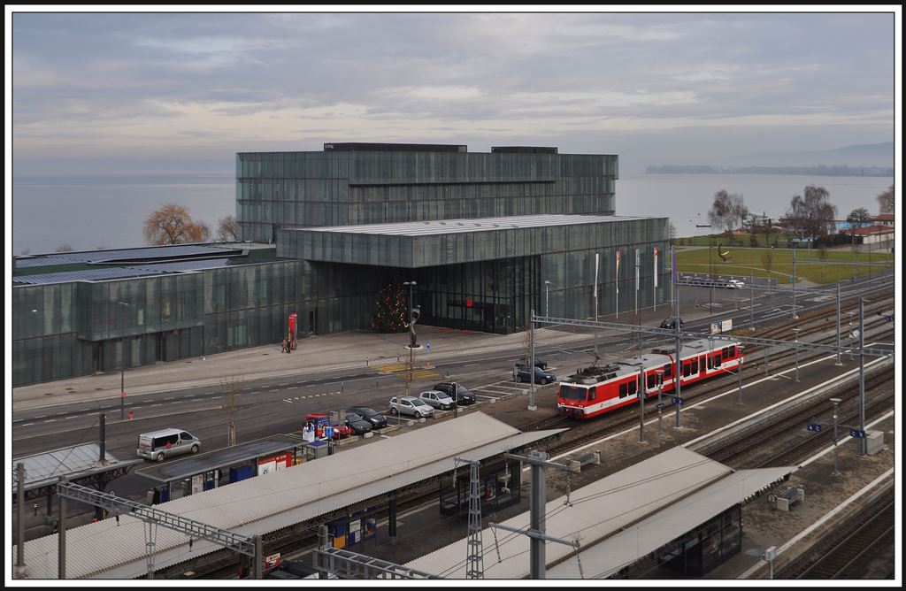S25 5024 Heiden - Rorschach Hafen mit BDeh 3/6 25 in Rorschach. Am Ufer des Bodensees steht das neue Ausbildungszentrum der Würth Group. (22.12.2013)