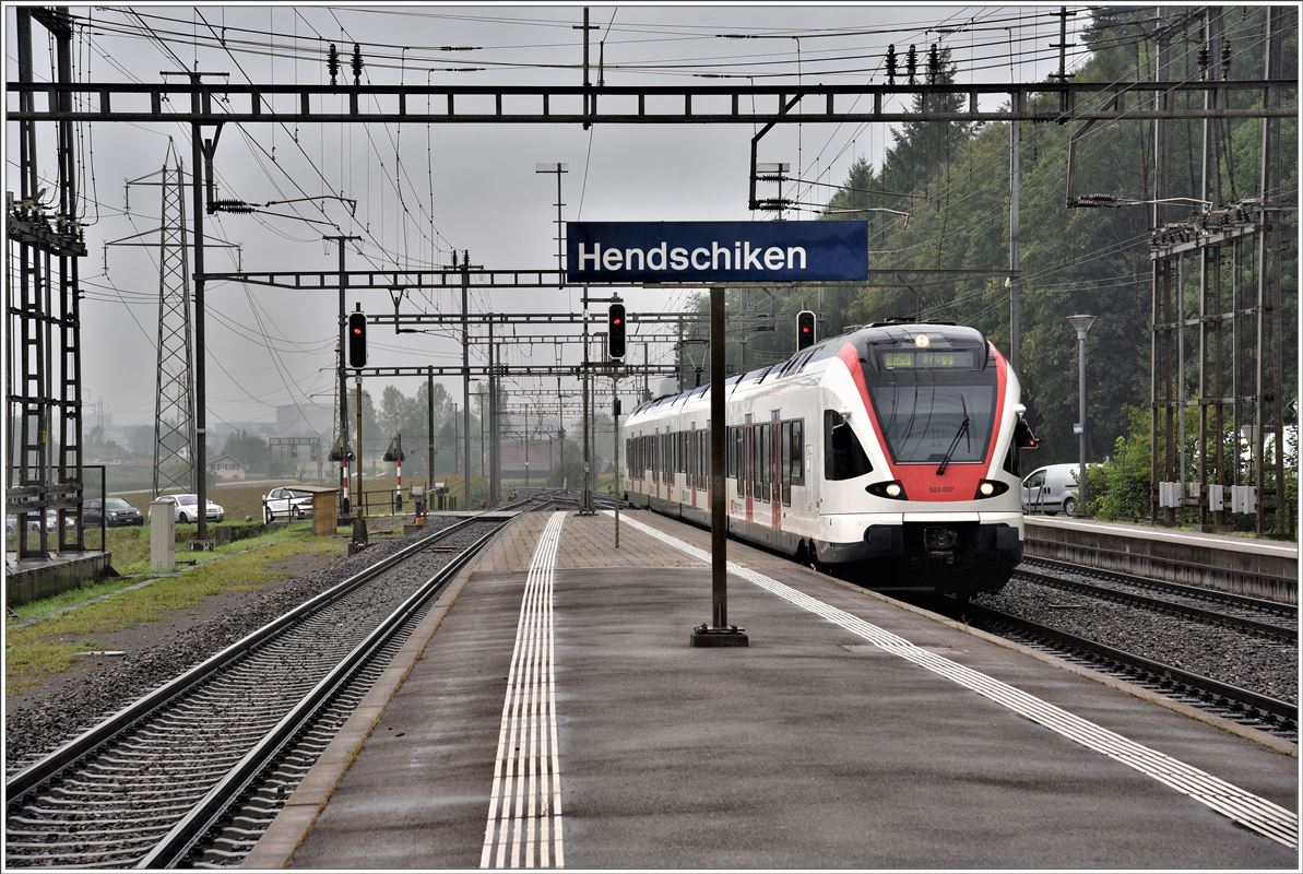 S25 nach Brugg mit RABe 523 037 in Hendschiken. (01.09.2017)