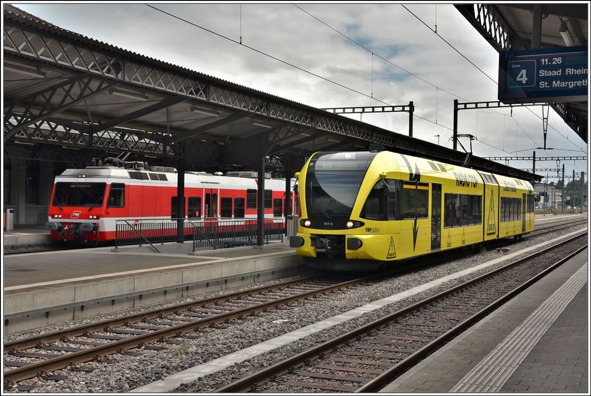 S25 nach Rorschach Hafen mit RHB BDeh 3/6 25 und S7 nach Weinfelden mit Thurbo GTW 707-5 in Rorschach. (25.06.2018)