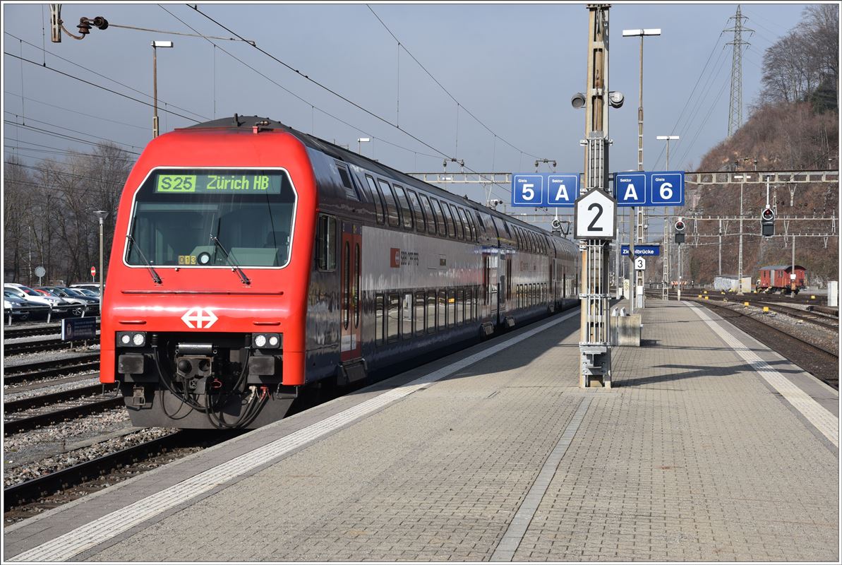 S25 Re 450 nach Zürich HB in Ziegelbrücke. (13.02.2017)