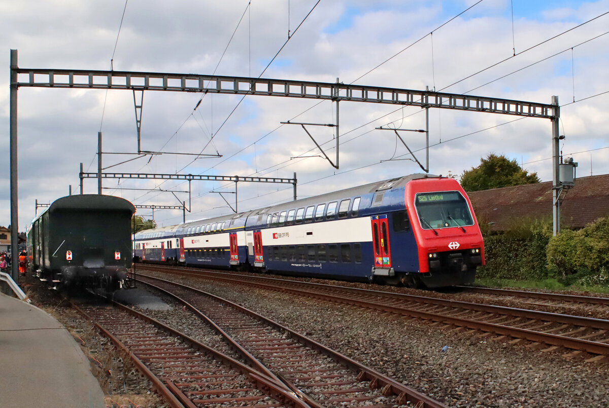 S25 der S-Bahn Zürich nach Linthal fährt in Richterswil anlässlich '150 Jahre Zürichseebahn' neben historischen Wagen durch den Bahnhof Richterswil. Richterswil, 28.9.2025