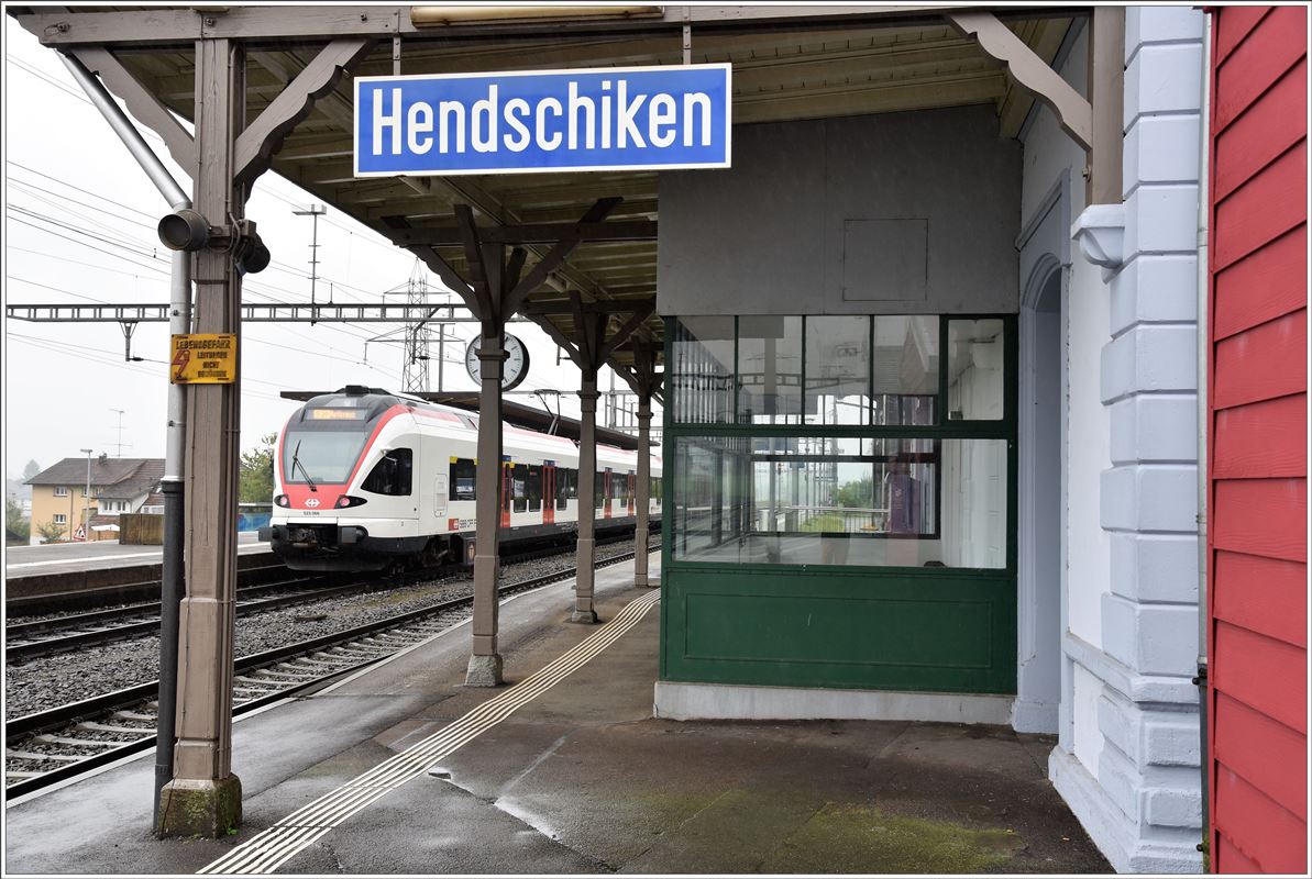 S26 nach Rotkreuz mit 523 066 in Hendschiken. (01.09.2017)