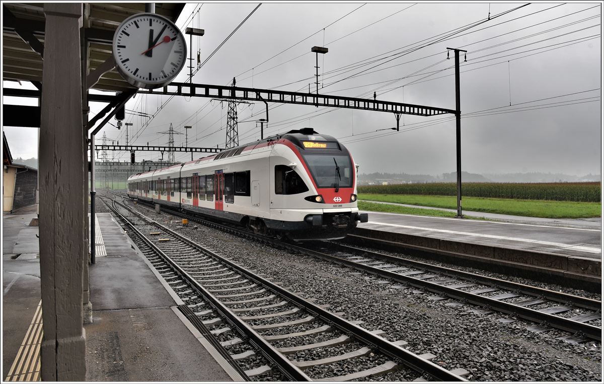 S26 nach Rotkreuz mit 523 066 in Hendschiken. (01.09.2017)