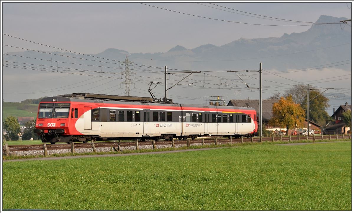 S27 mit RBDe 566 072 nach Ziegelbrücke bei Siebnen-Wangen. (24.10.2016)