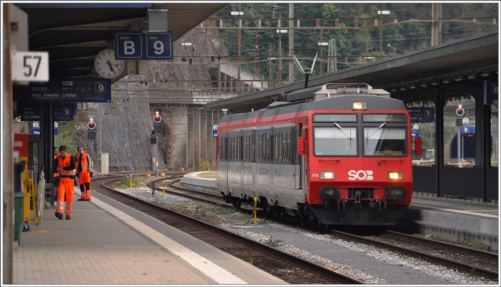 S27 nach Siebnen-Wangen mit SOB RBDe 566 076 in Ziefelbrücke. (24.09.2015)