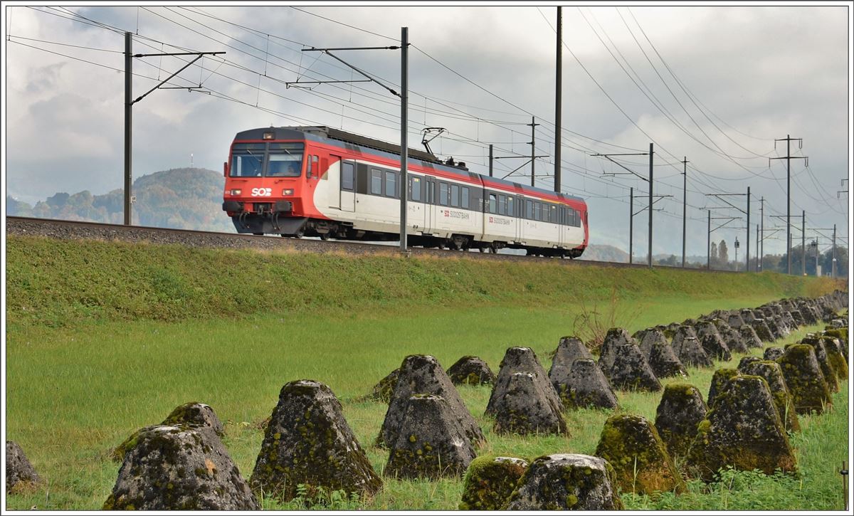 S27 nach Ziegelbrücke mit 566 073 bei den alten Panzersperren zwischen Schübelbach-Buttikon und Reichenburg.  (27.10.2016)