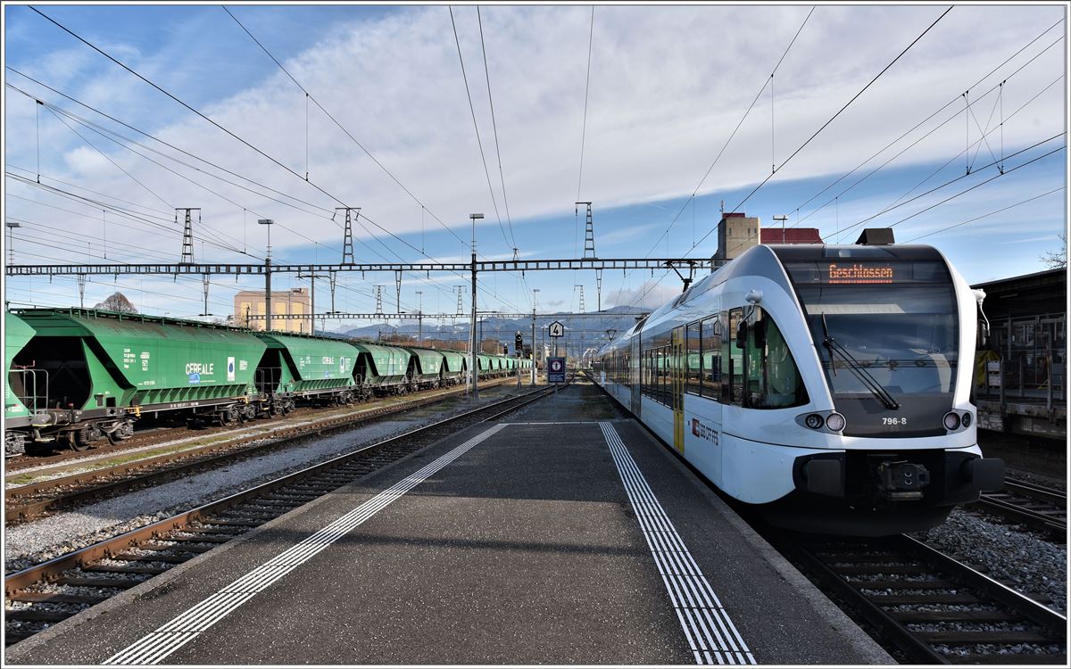 S3 23358 mit 526 796-8 neben einem rumänischen Getreideganzzug in St.Margrethen. (14.11.2017)
