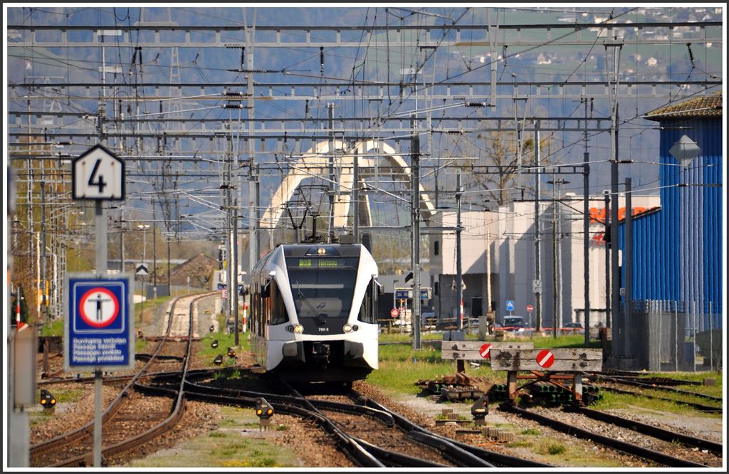 S3 705-9 nach Herisau in St.Margrethen. Über die Brücke im Hintergrund führt die Strecke nach Bregenz. (14.04.2015)