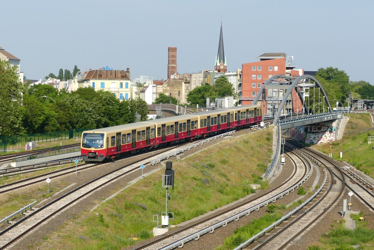 S3 Express-Verstärker der S-Bahn Berlin  mit BR 481/ 482 xxx Halbzug im  -Re.design, kommend aus Rummelsburg. Hier, kurz vor seiner Einfahrt in den Bf. B Ostkreuz mit Fahrtziel Ostbahnhof, am Abend des 4.6.2021.