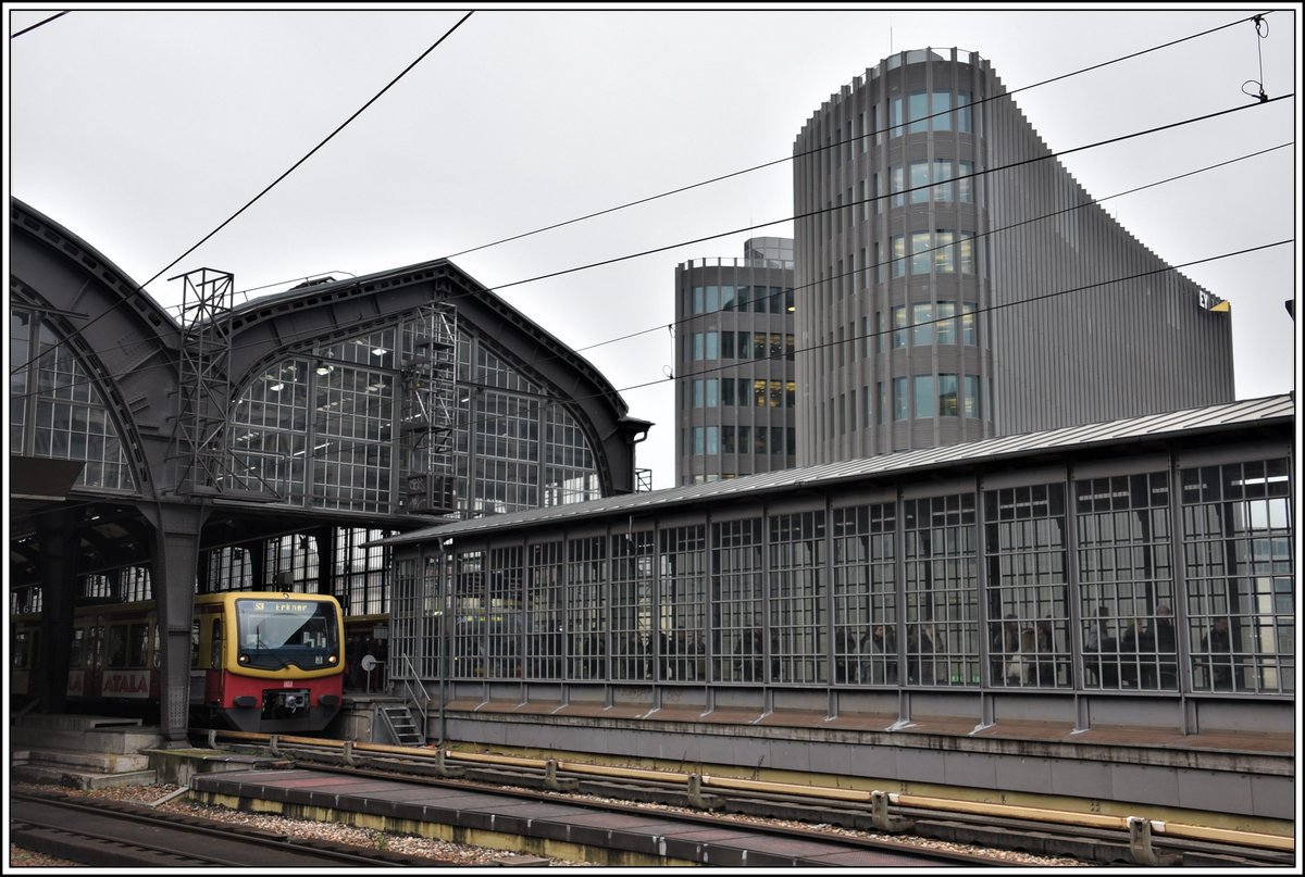 S3 nach Erkner im S-Bahnhof Berlin Friedrichstrasse. (18.11.2019)