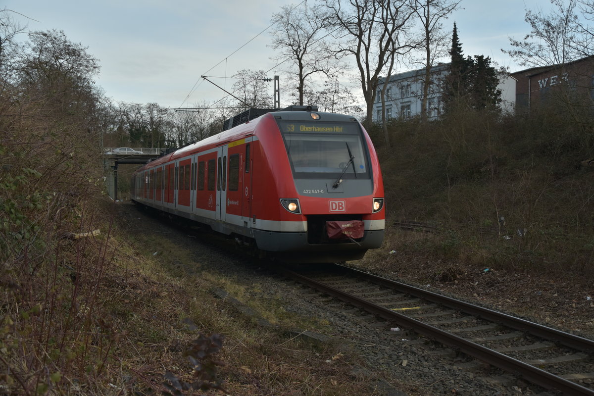 S3 nach Oberhausen bei der Einfahrt in Hattingen Ruhr.
Der Zug kommt gerade von der Endstation Hattingen Mitte.
Samstag den 28.1.2017