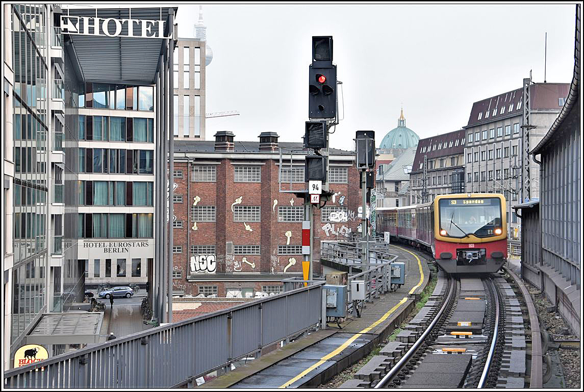 S3 nach Spandau erreicht Berlin Friedrichstrasse. (18.11.2019)