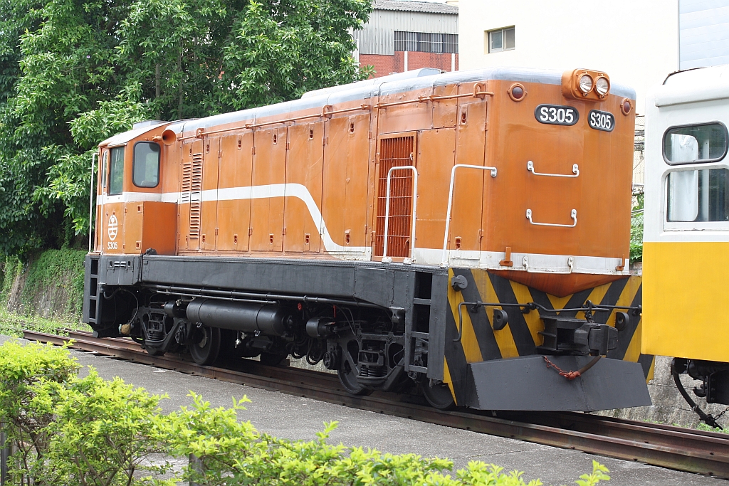 S305 (Bo'Bo'-de, GM-EMD, Type GA8, Bauj. 1966, Fabr.Nr. 31642) am 02.Juni 2014 im TRA Railway Museum Miaoli.