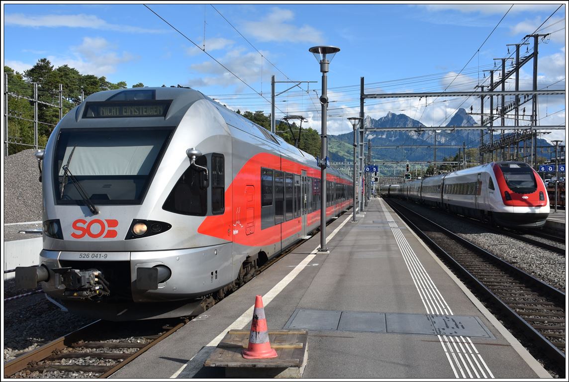 S31 16862 mit 526 041-9 und IC21 675 nach Lugano in Arth-Goldau. (10.10.2019)