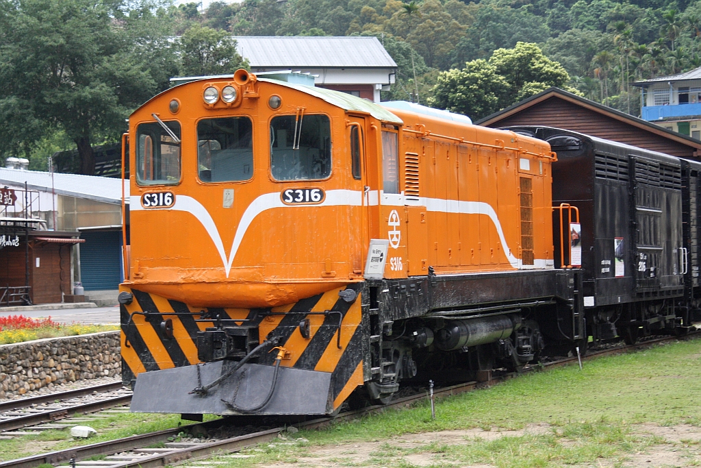 S316 (Bo'Bo'-de, GM-EMD, Type GA8, Bauj. 1966, Fabr.Nr. 31653) am 03.Juni 2014 im Eisenbahnmuseum bei der Checheng Station.
