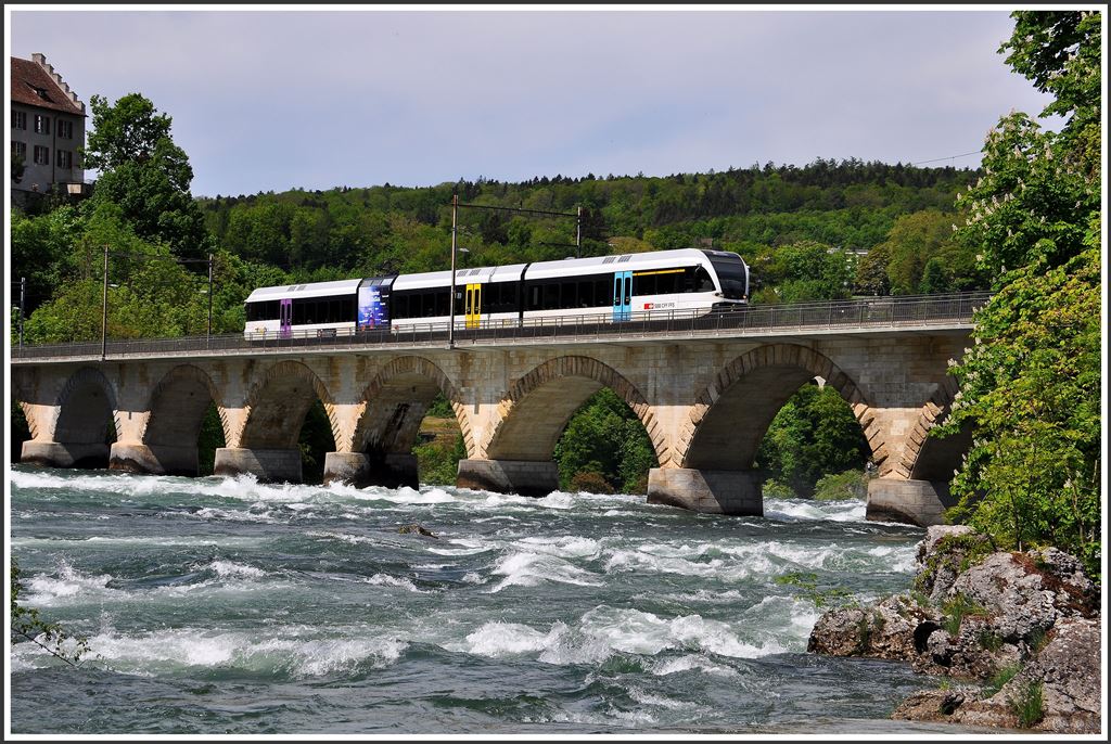 S33 20354 auf der Rheinfallbrücke zwischen Neuhausen und Schloss Laufen am Rheinfall. (08.05.2015)