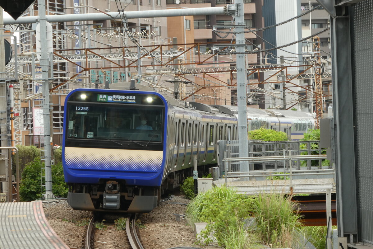 Sōbu Linie Yokosuka Linie Nahverkehrszug mit der Baureihe E217, im 18