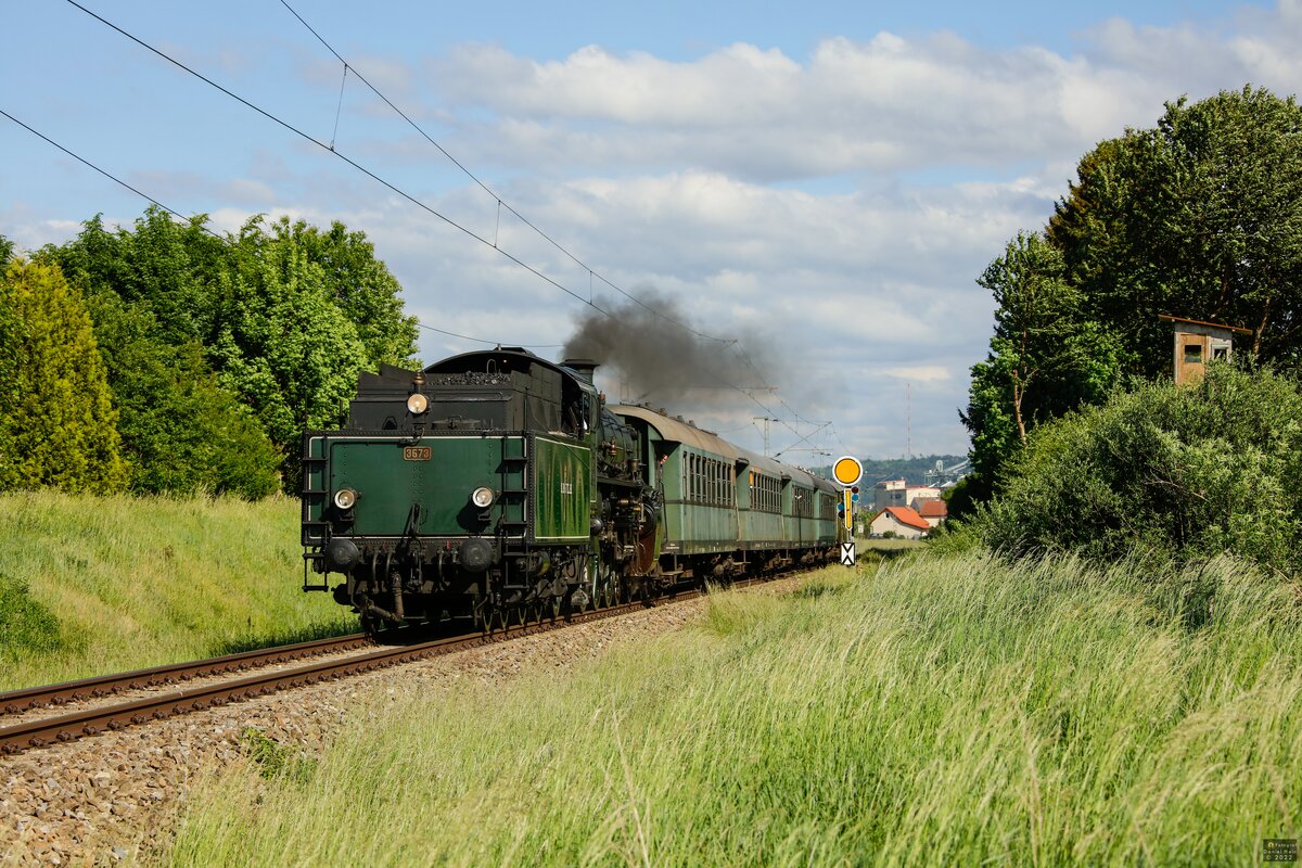 S3/6 Tender voraus mit Sonderzug in der Nähe von Nördlingen, Mai 2022.
