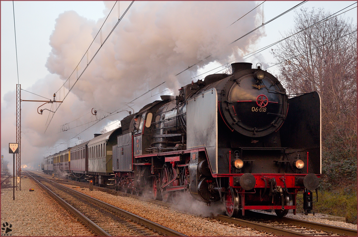 SŽ 06-018 Borsig zieht Sonderzug durch Maribor-Tabor Richtung Pragersko. /16.12.2013