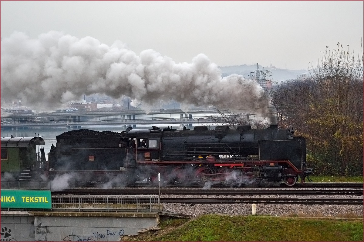 SŽ 06-018 zieht Sonderzug über Draubrücke Richtung Pragersko. /16.12.2014