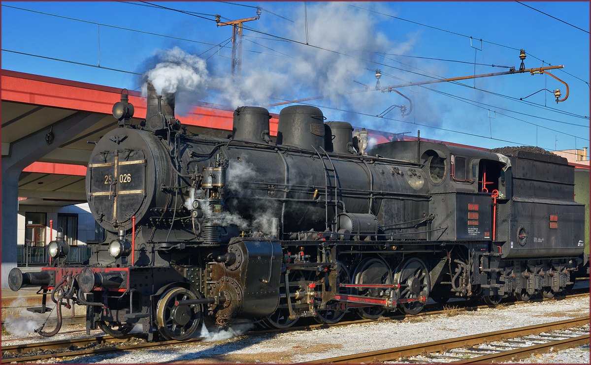 SŽ 25-026 mit Weihnachtzug auf Maribor HBF. /19.12.2017