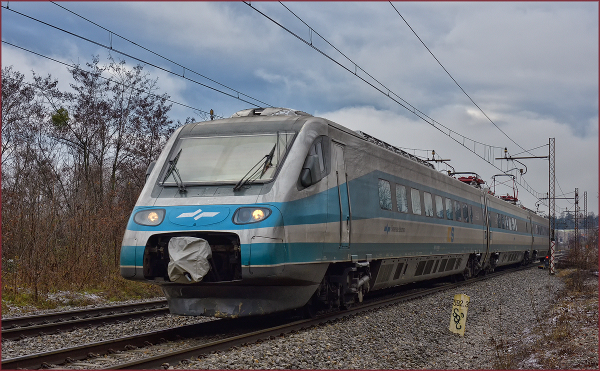 SŽ 310-? fährt durch Maribor-Tabor Richtung Maribor HBF. /13.12.2017