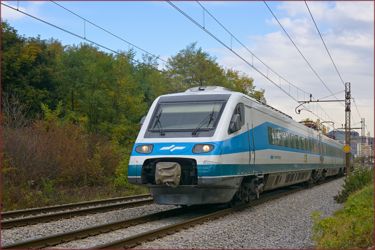 SŽ 310-? fährt durch Maribor-Tabor Richtung Ljubljana. /16.10.2019