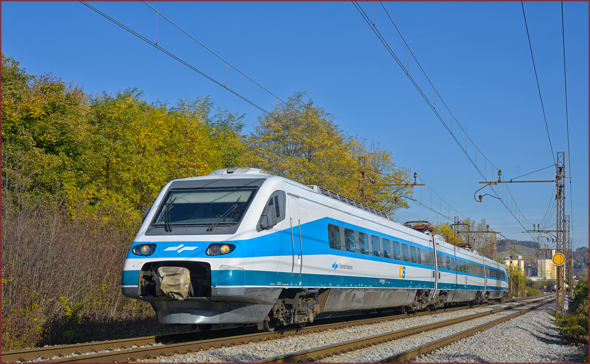 SŽ 310-? fährt durch Maribor-Tabor Richtung Ljubljana. /23.10.2019