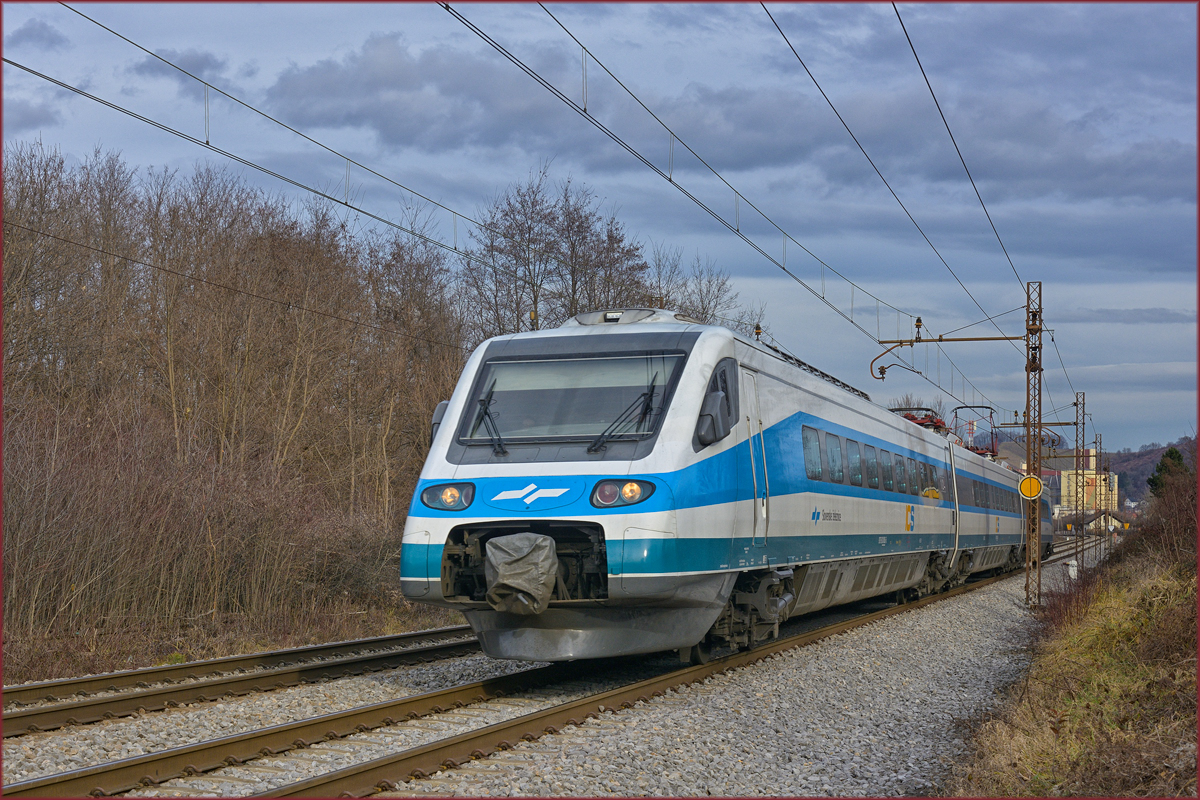 SŽ 310-? fährt durch Maribor-Tabor Richtung Ljubljana. /19.12.2019