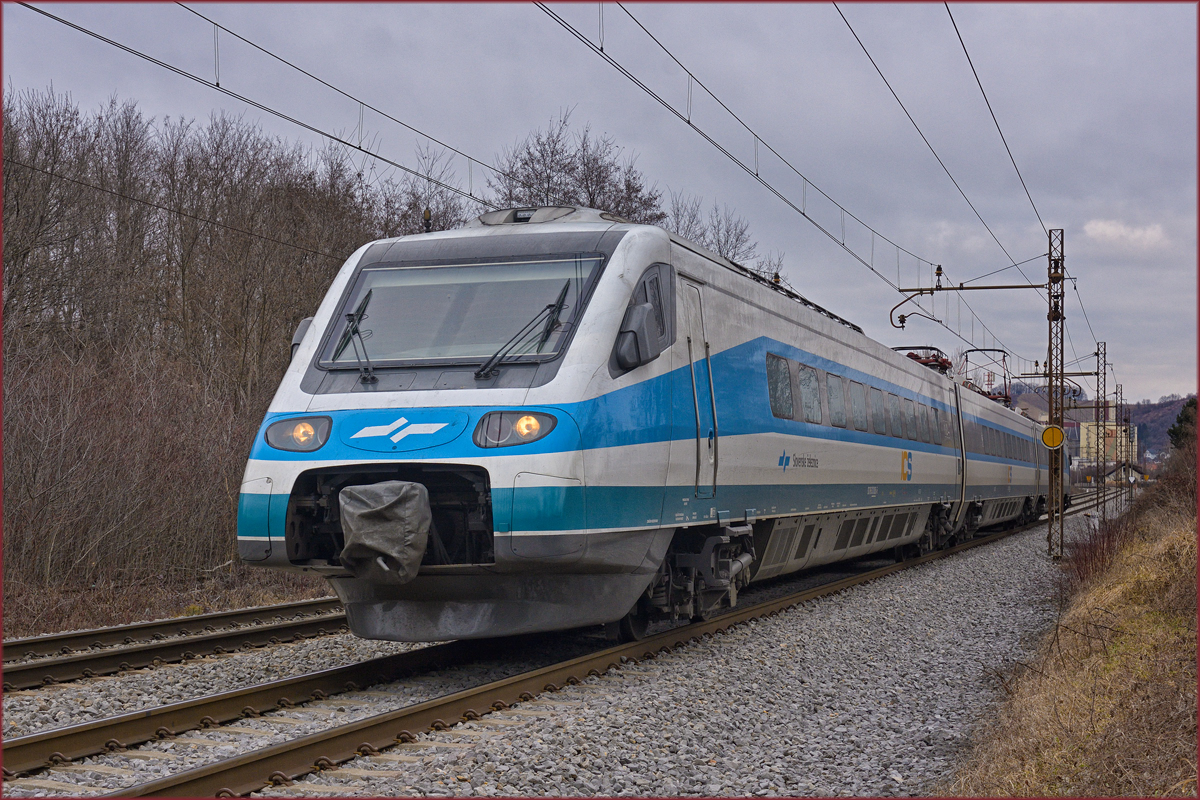 SŽ 310-? fährt durch Maribor-Tabor Richtung Ljubljana. /20.1.2020