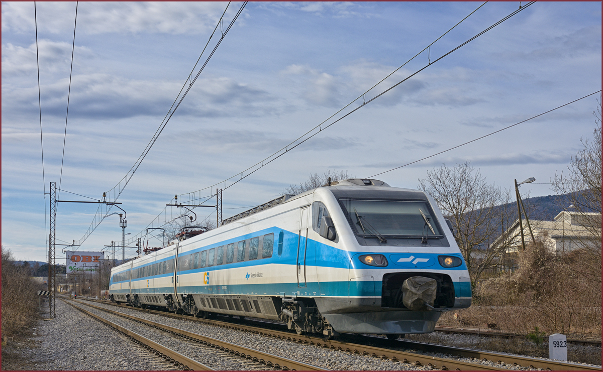 SŽ 310-? fährt durch Maribor-Tabor Richtung Maribor HBF. /19.2.2020