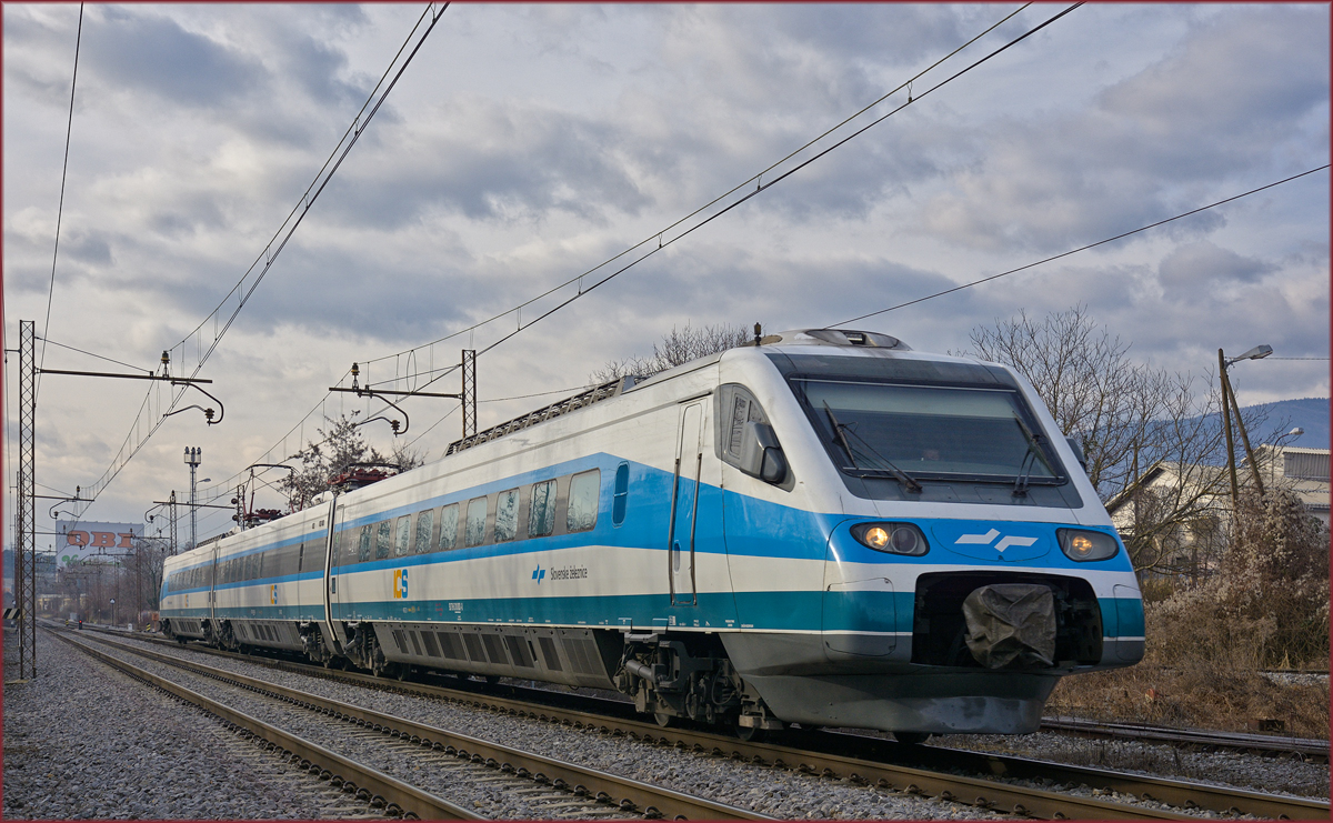 SŽ 310-? fährt durch Maribor-Tabor Richtung Maribor HBF. /6.2.2021
