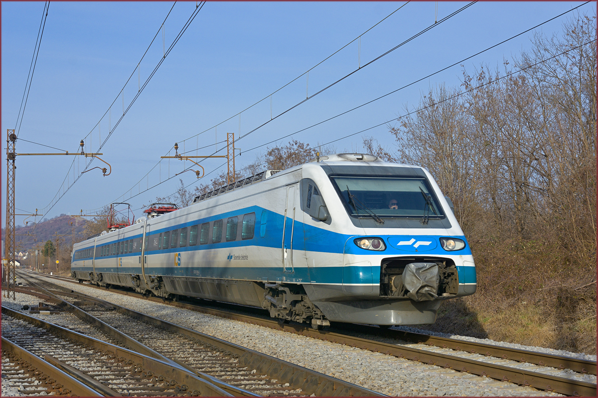 SŽ 310-? fährt durch Maribor-Tabor Richtung Ljubljana. /19.2.2021
