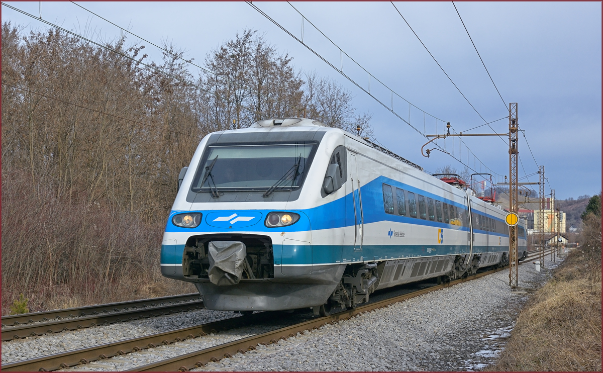 SŽ 310-? fährt durch Maribor-Tabor Richtung Ljubljana. /3.2.2021