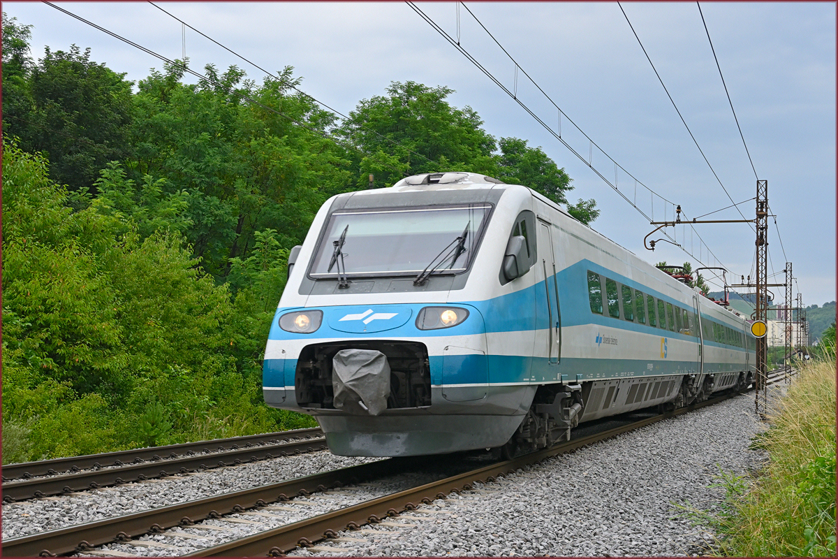 SŽ 310-? fährt durch Maribor-Tabor Richtung Ljubljana. /5.7.2021