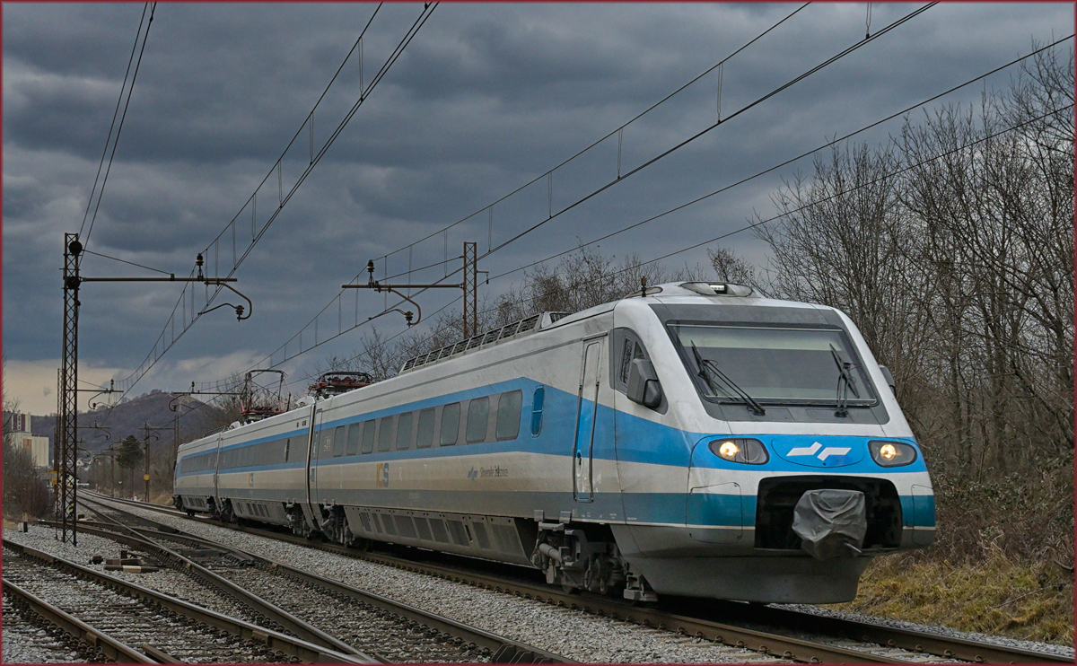 SŽ 310-? fährt durch Maribor-Tabor Richtung Ljubljana. /11.2.2022