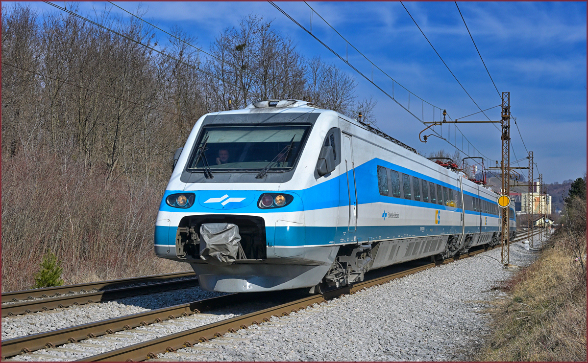 SŽ 310-? fährt durch Maribor-Tabor Richtung Ljubljana. /3.3.2022