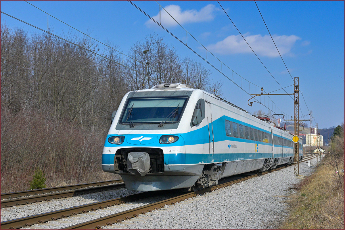 SŽ 310-? fährt durch Maribor-Tabor Richtung Ljubljana. /10.3.2022