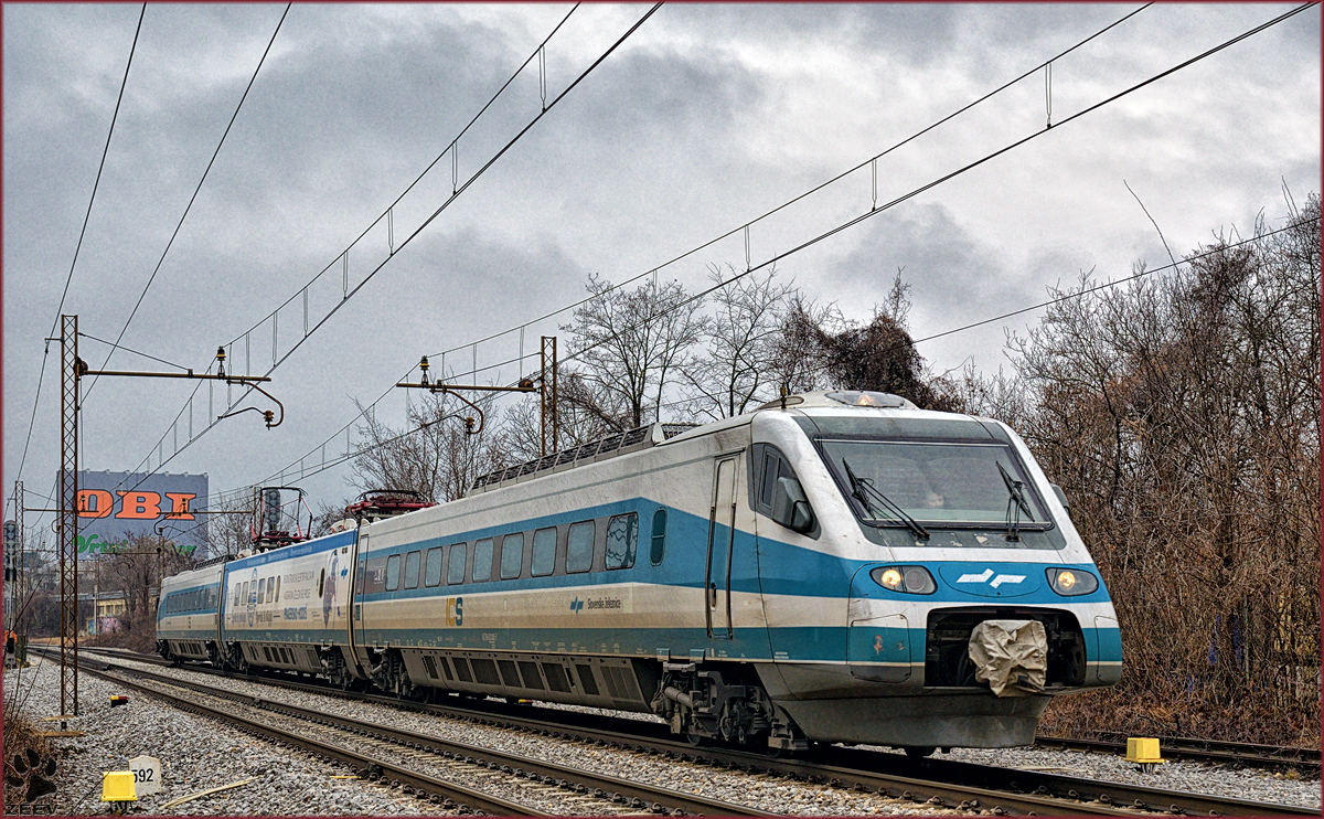 SŽ 310-? fährt durch Maribor-Tabor Richtung Maribor HBF. /7.2.20017