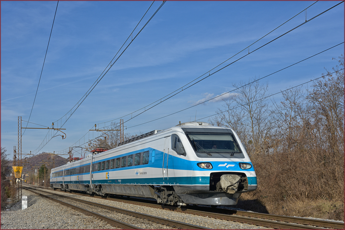 SŽ 310-00? fährt durch Maribor-Tabor Richtung Ljubljana. /3.3.2019