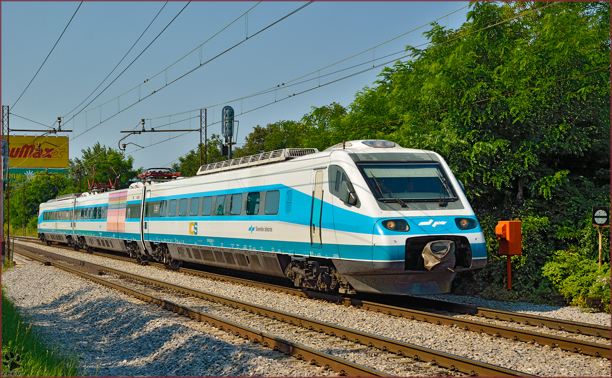 SŽ 310-001 fährt durch Maribor-Tabor Richtung Maribor Hauptbahnhof. /18.7.2014