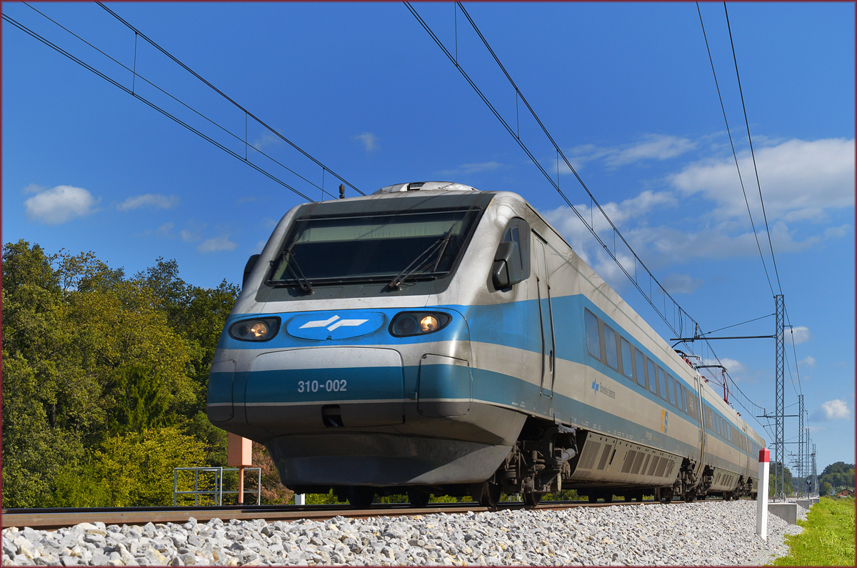 SŽ 310-002 fährt an Črešnjevec vorbei Richtung Ljubljana. /14.9.2017