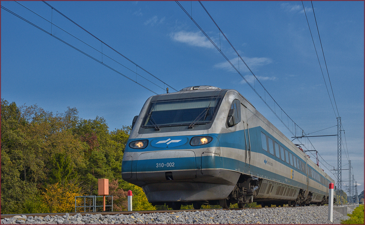 SŽ 310-002 fährt an Črešnjevec vorbei Richtung Ljubljana. /10.10.2017