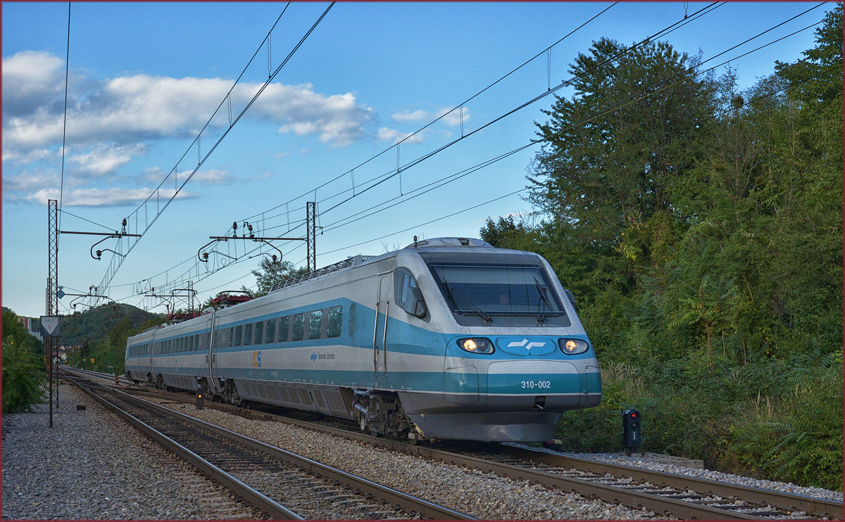 SŽ 310-002 fährt durch Maribor-Tabor Richtung Ljubljana. /4.9.2017